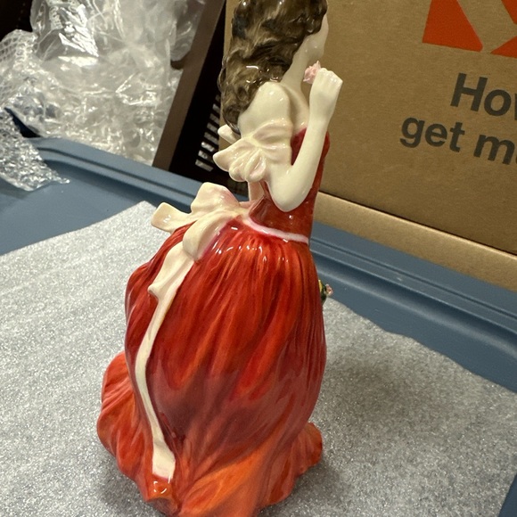 Royal Daulton “Winter” Fugurine - Picture 3 of 6